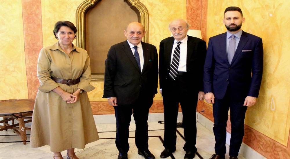 التقى المعارضة والتغييريين.. وتأكيد على إبقاء الجلسات مفتوحة
لودريان بحث مع قائد الجيش وضع المؤسسة العسكريّة... وتسلّم خريطة طريق كتائبية
جنبلاط: لقاء ودّي وصريح - كرامي: سيعود في تموز حاملًا تصوّراً لحلّ الأزمة