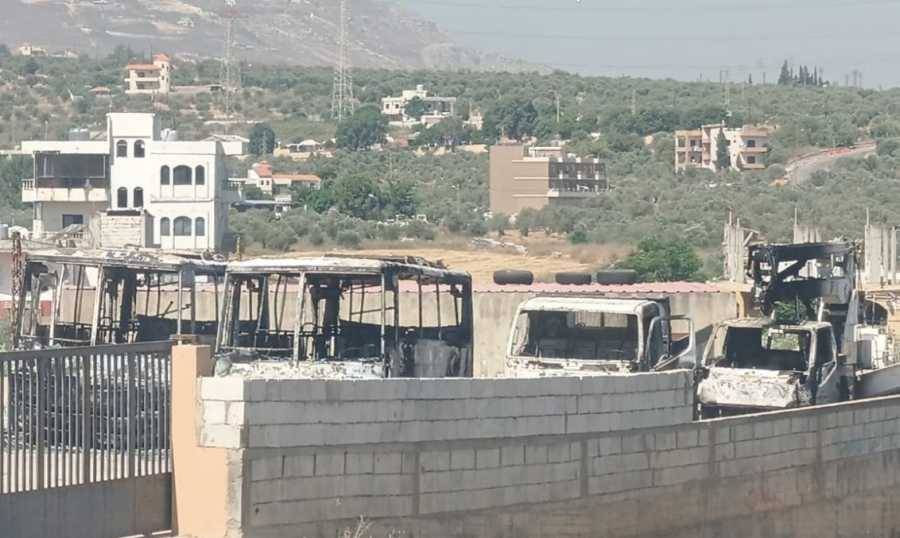 إحراق حافلات مدرسة يملكها المتّهم بقتل الشيخ الرفاعي في القرقف