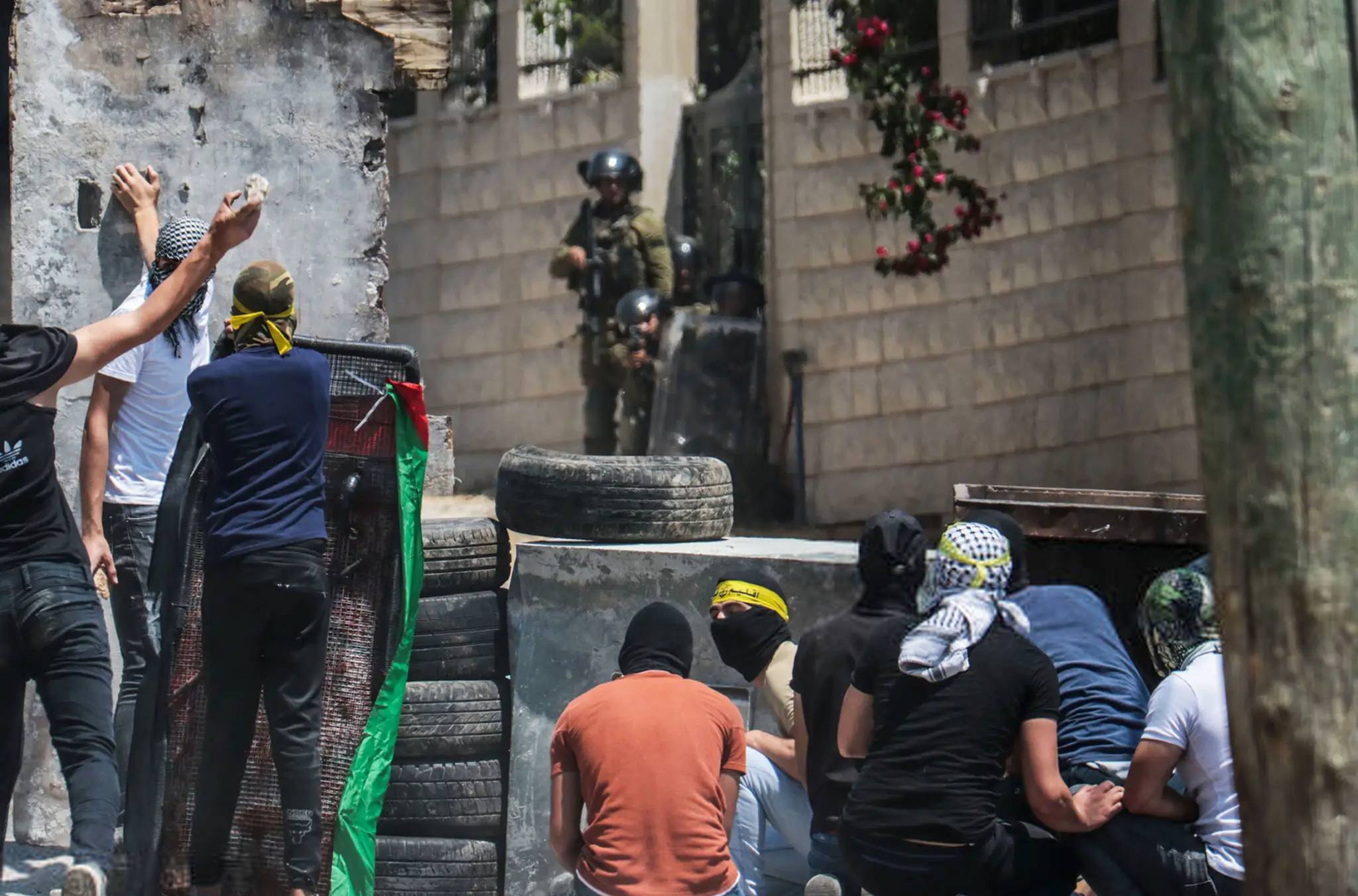استشهاد فلسطيني عند حاجز قلنديا
واعتداءات للمستوطنين في رام الله