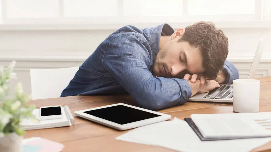 دعوات لجعل القيلولة جزءاً من ساعات العمل الرسمي.. لهذا السبب
