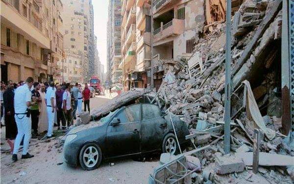 عقار الإسكندرية.. إنتشال أول جثة والبحث جار عن عالقين تحت الأنقاض
