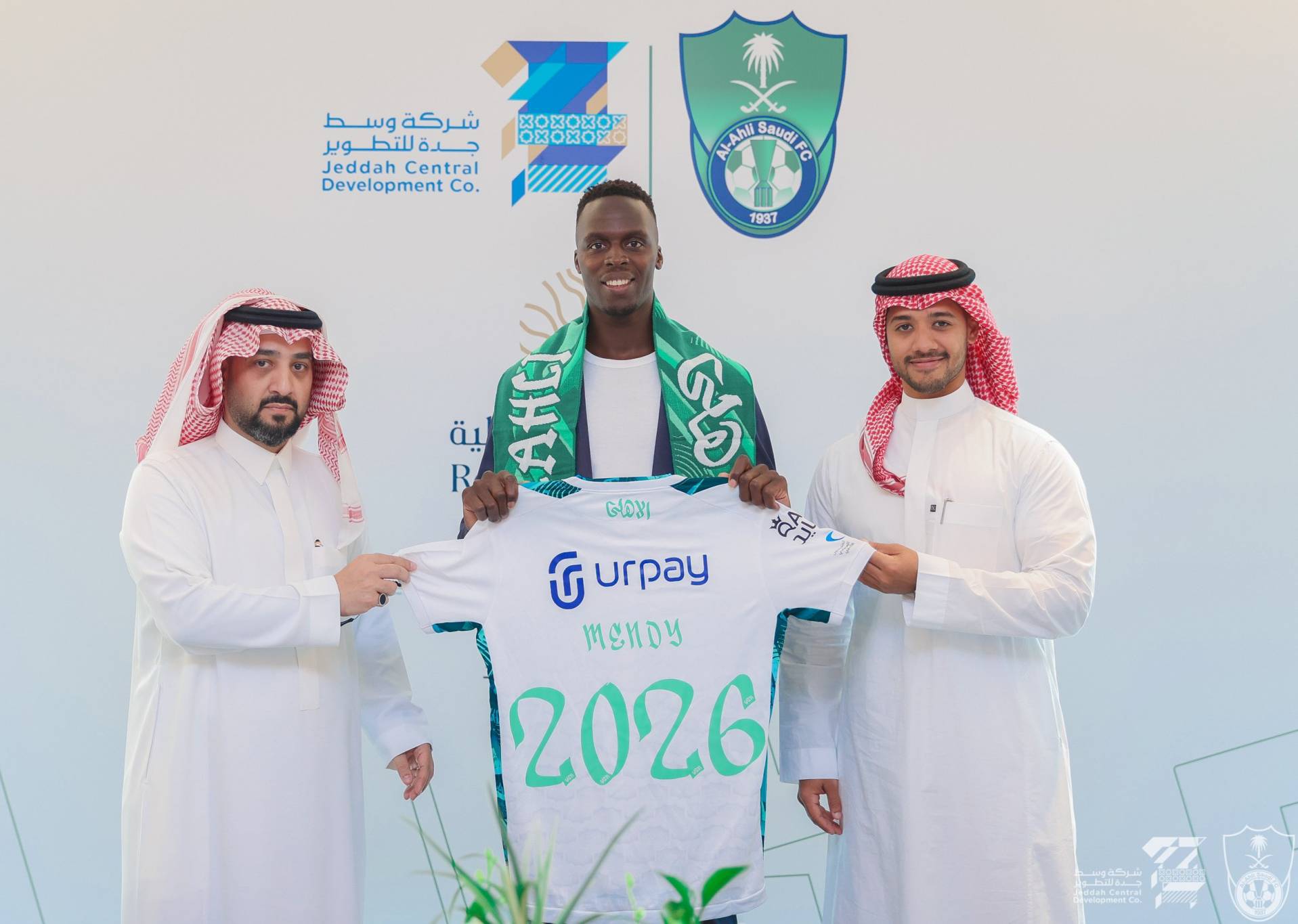 الأهلي السعودي يعلن رسمياً التعاقد مع الحارس السنغالي إدوارد ميندي