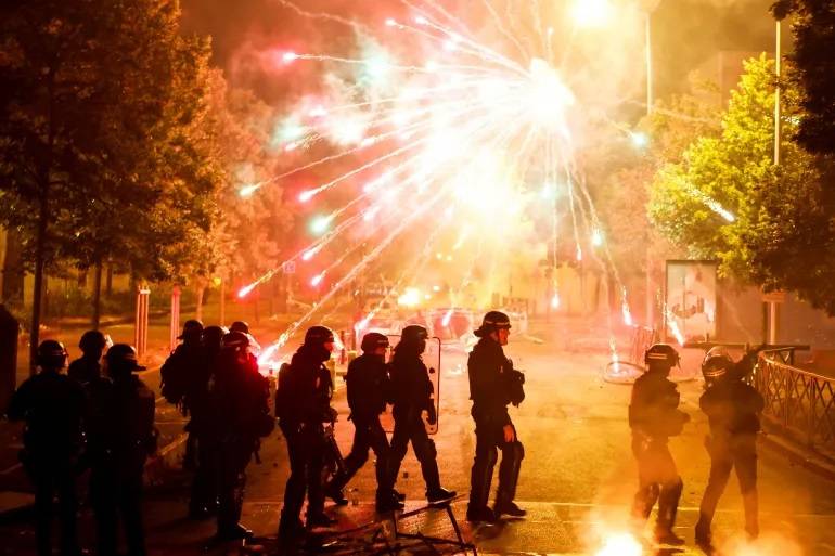استمرار المناوشات بين المحتجين والشرطة في مناطق عدة في فرنسا... وقاتل الفتى يعتذر