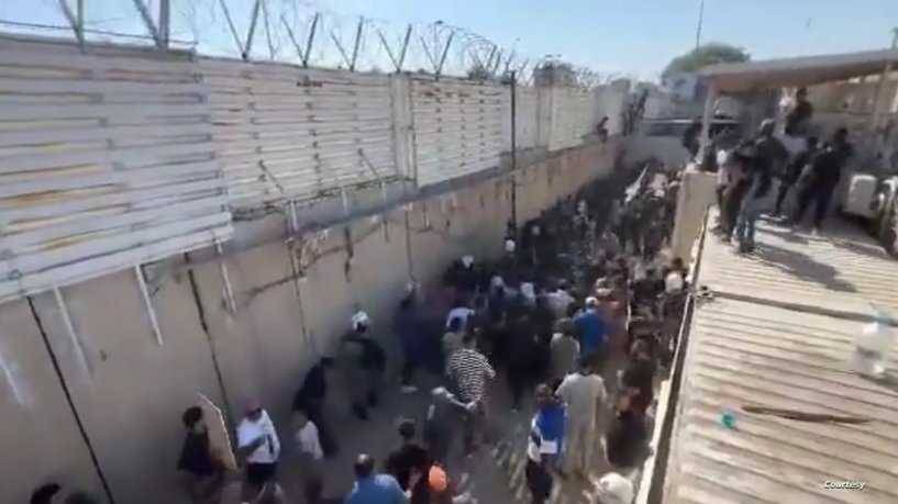 احتجاجا على حرق المصحف.. عراقيون غاضبون يقتحمون أسوار السفارة السويدية
