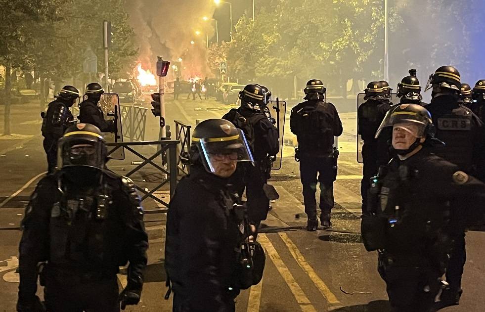 القضاء الفرنسي يعلن تمديد حبس الشرطي الذي قتل المراهق "نائل"