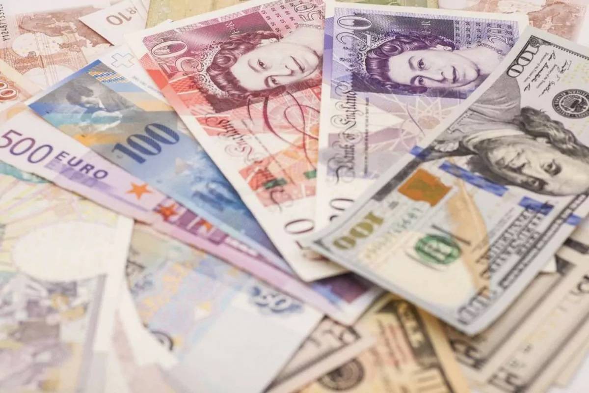 الدولار يتراجع... والجنيه الاسترليني إلى أعلى مستوياته في 15 شهراً