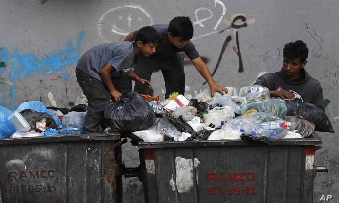 60% من المواطنين يجدون صعوبة في الوصول الى الغذاء...
فضلات المغتربين تُطعم الفقراء ... حاويات النفايات مُمتلئة وبطون المعوزين خاوية!