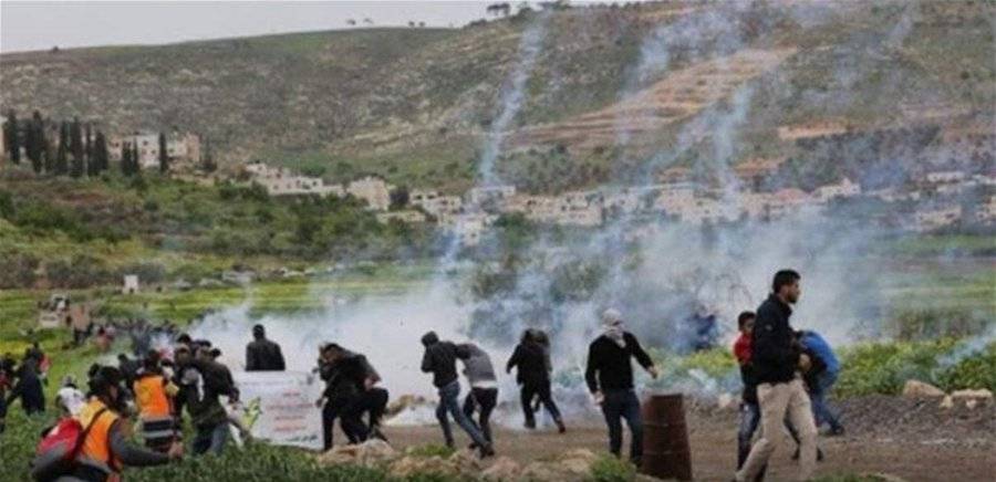 الإحتلال يقمع مسيرة في نابلس ويصيب عشرات الفلسطنيين