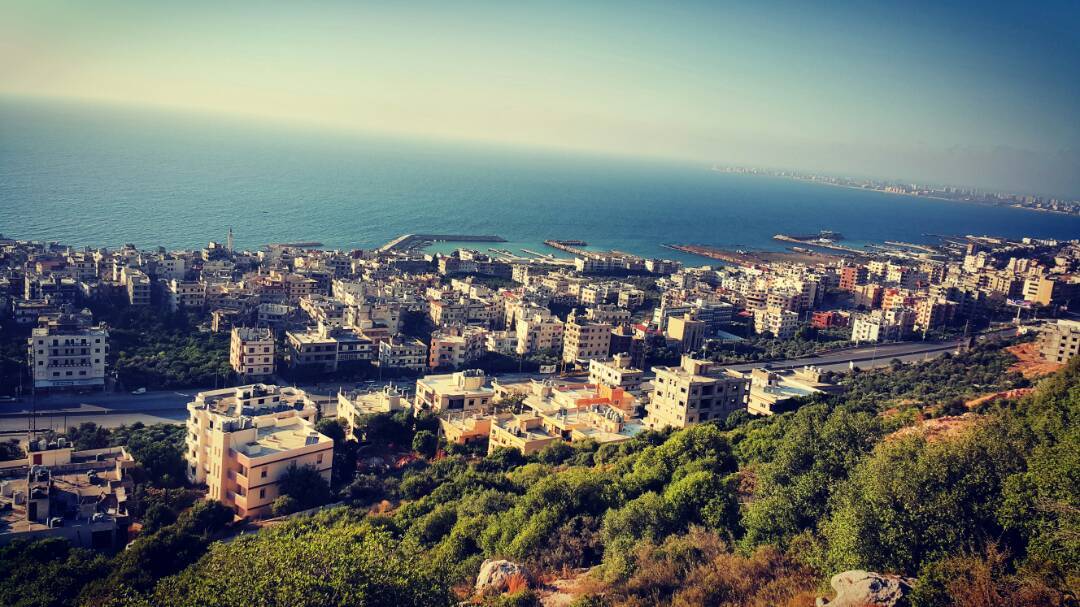في القلمون... سقوط طفلة من سطح منزل قديم وحالتها حرجة