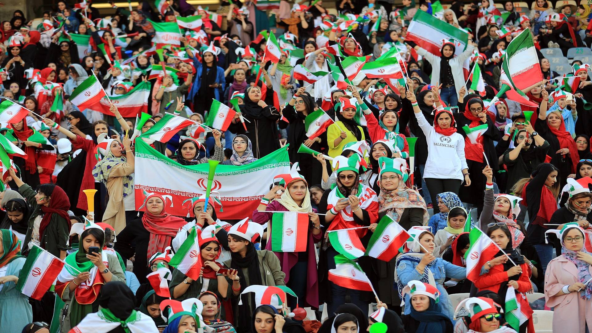 الملاعب الإيرانية تستضيف المشجعات من جديد