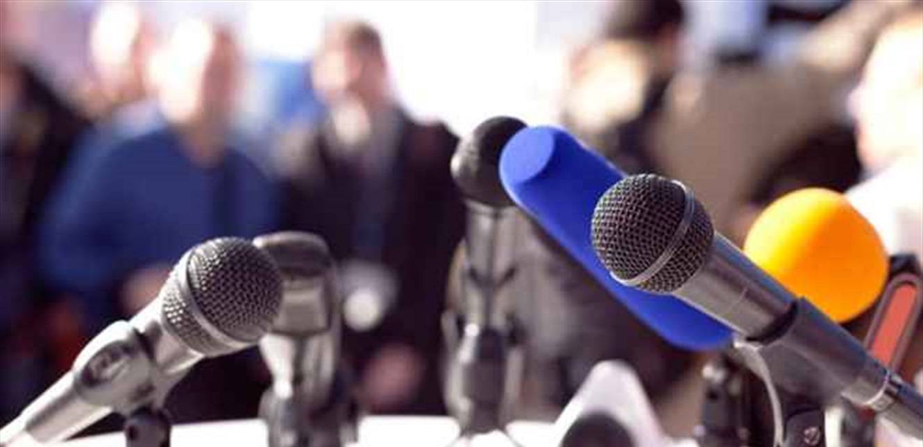 بعد تعرّضه لحادث تسبّب بقطع أوتار قدمه.. اعلامي شهير غاضب من شائعة وفاته