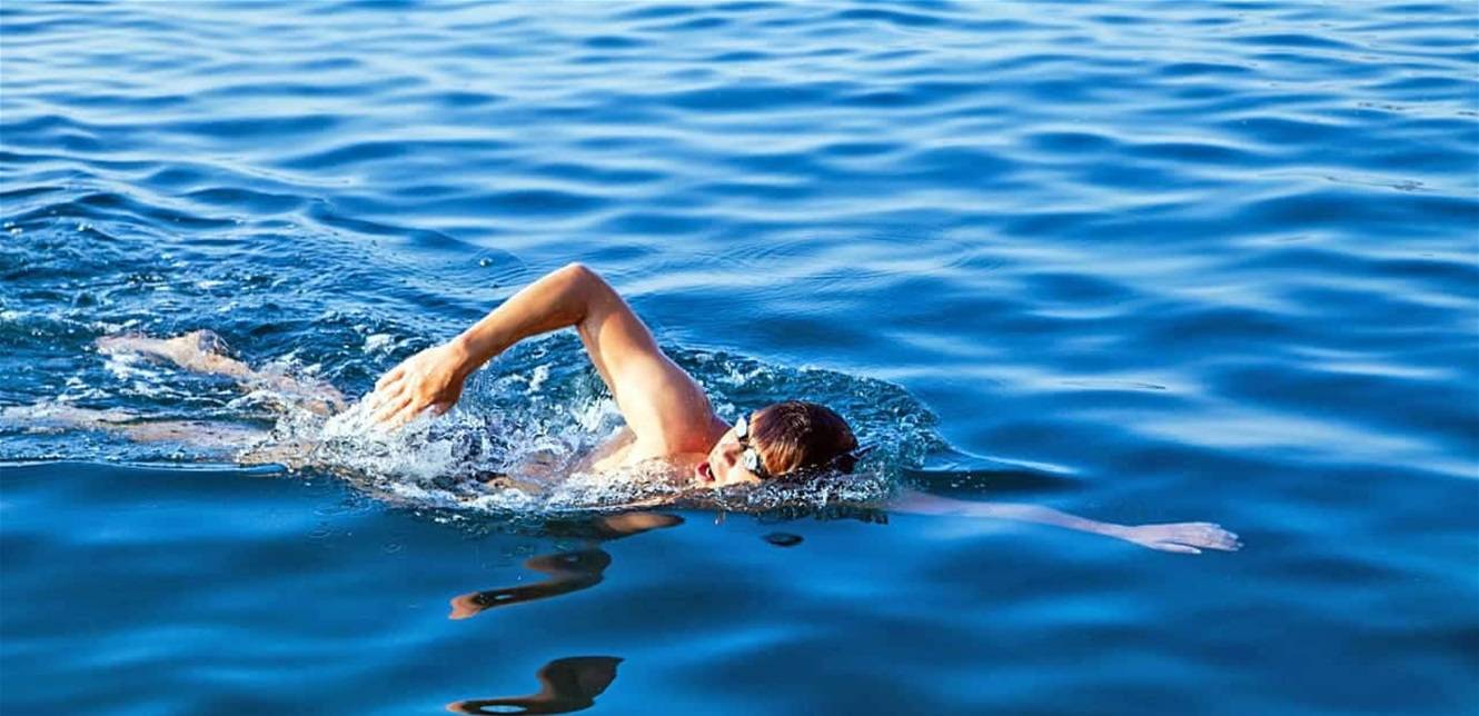 بالفيديو: لحظة رعب تحبس الأنفاس.. مرّ بقربه قرش عندما كان يُمارس هواية السباحة!