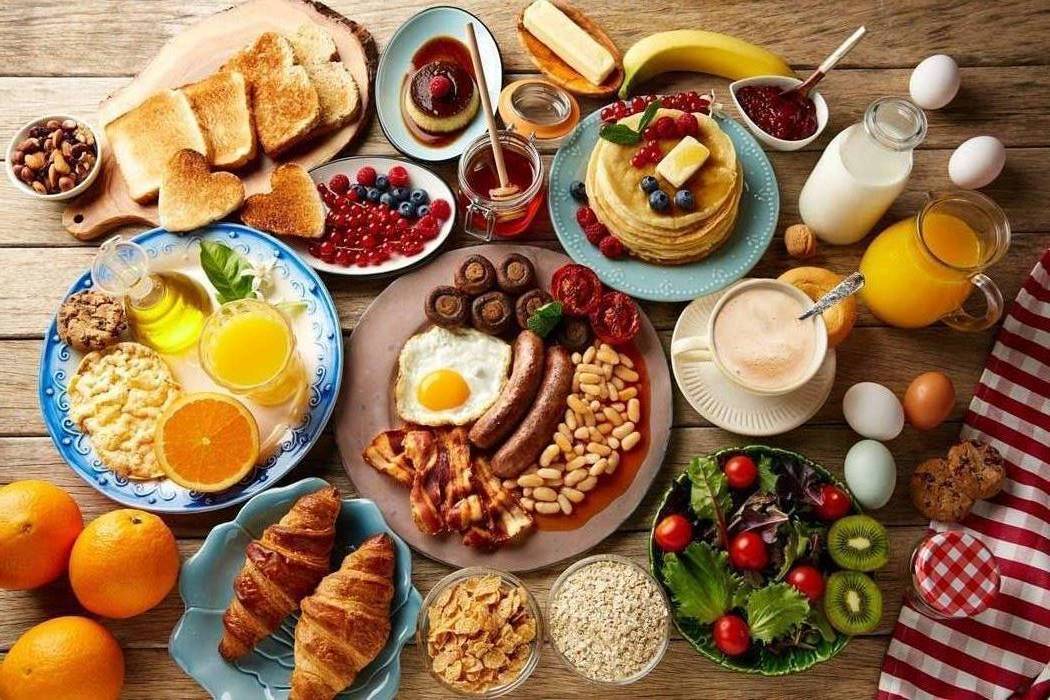 جرّبوا أطعمة مختلفة... طبيب يقدّم نصائح حول وجبات الفطور