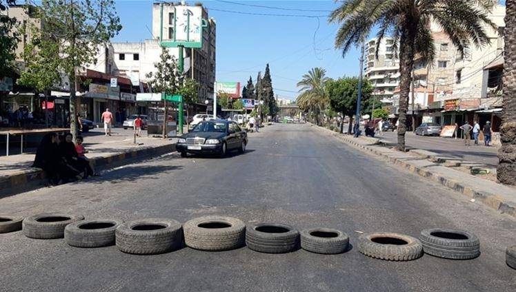 القاتل لا يزال حراً طليقاً وأهالي الضحية يقطعون الطريق... إليكم التفاصيل