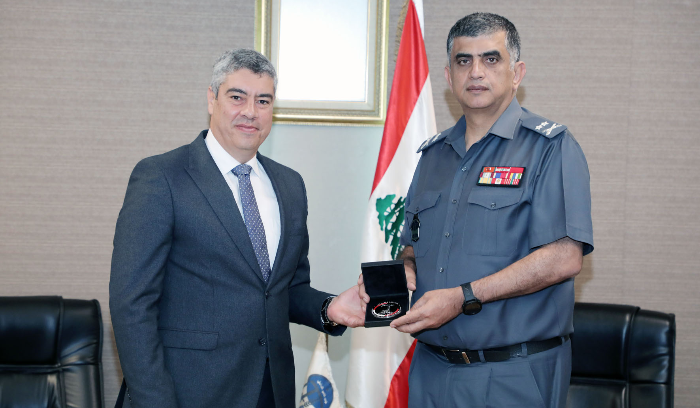 عثمان منح القنصل
المصري درعاً تذكاريّة