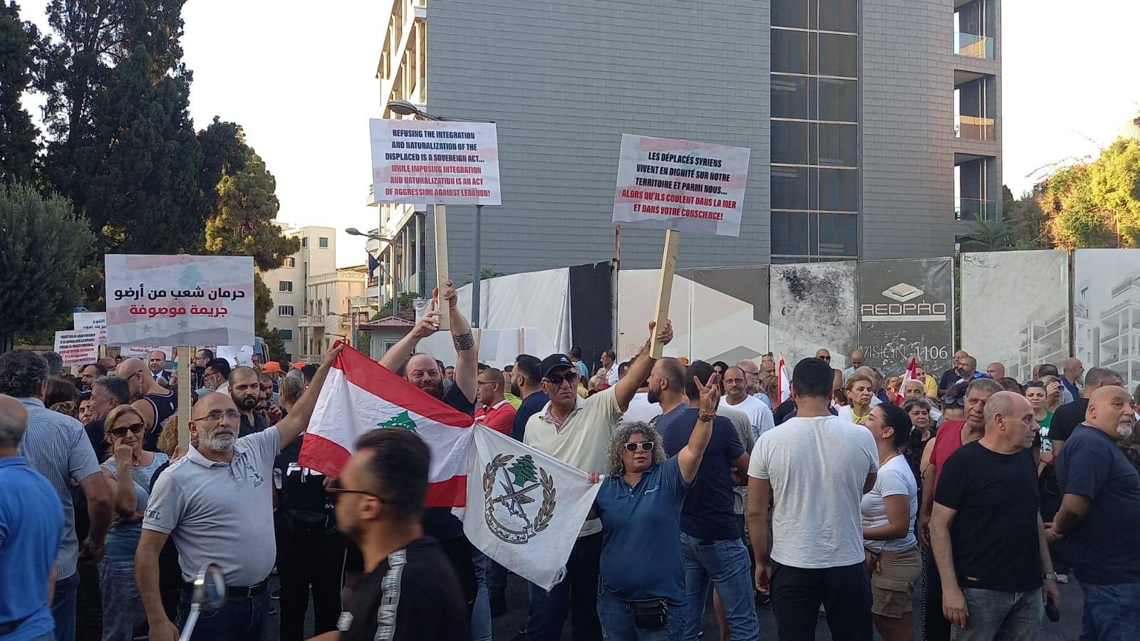 وقفة إحتجاجيّة للتيّار أمام مركز الإتحاد الأوروبي في بيروت
نواب "الوطني الحرّ": نؤكد رفضنا لتوصية
البرلمان الأوروبي... ولا لاجىء ولا نازح سيبقى في لبنان