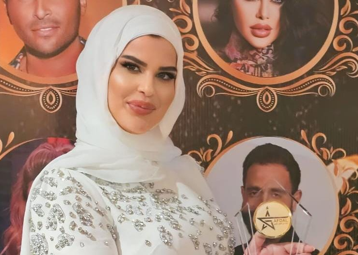 منال شحادة تحصل على جائزة أفضل خبيرة تقنية لمواقع التواصل الاجتماعي في حفل دولي مميز!
