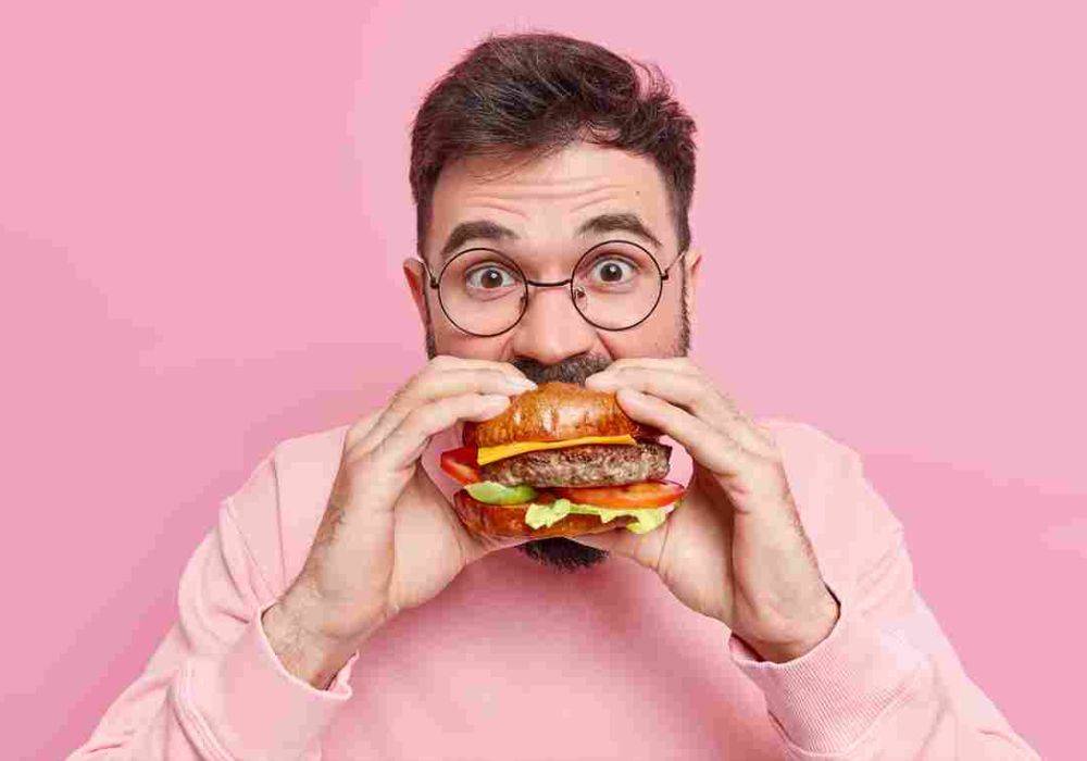 "Emotional Eating"... ما تأثيره وكيف نتجنبه؟