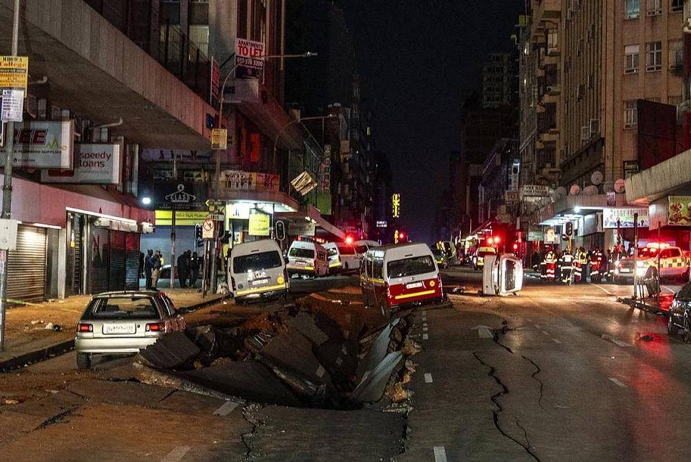 بالفيديو - أطاح بالشارع بأكمله... انفجار غامض يهزّ جنوب إفريقيا