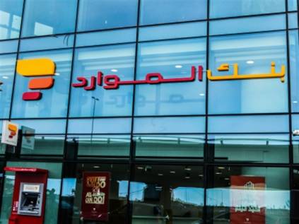 بالفيديو - مودع يقتحم مصرفاً مع ابنه في أنطلياس ويهدد بإشعال النار