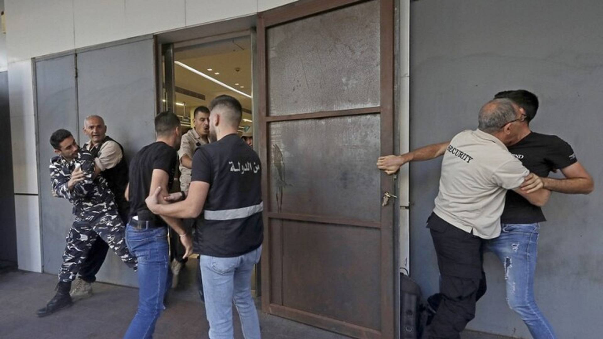 أمن الدولة: سحب مواد حارقة من مودع
اقتحم مصرفاً في جبل لبنان