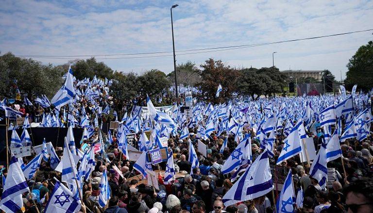 تظاهرات واسعة أمام الكنيست قبل التصويت على مشروع قانون "إصلاح القضاء"