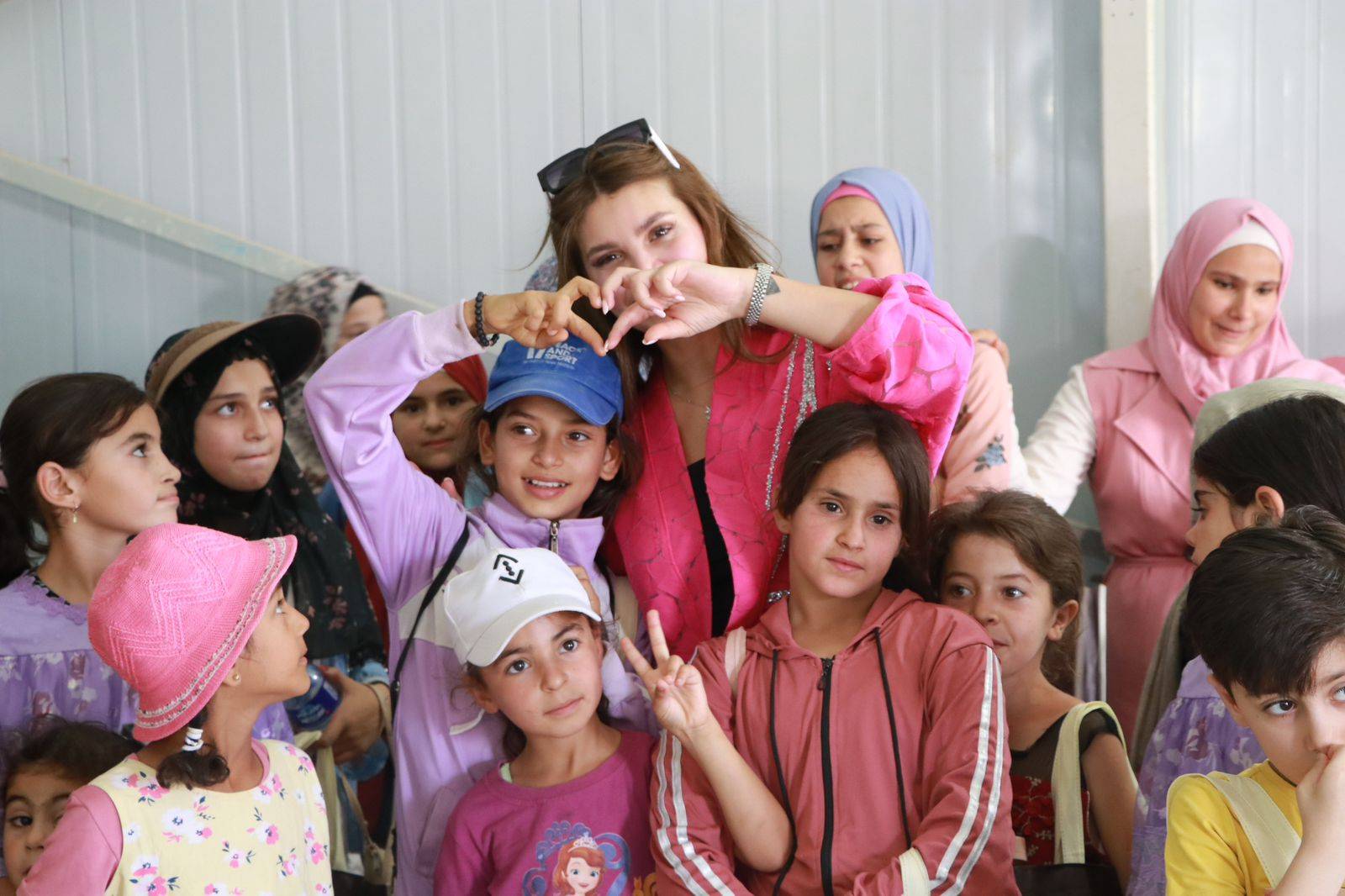 ملكة جمال العرب في اسطنبول رنيم كيلاني تزرع البسمة على وجوه أطفال مخيم الزعتري ومركز الملك سلمان