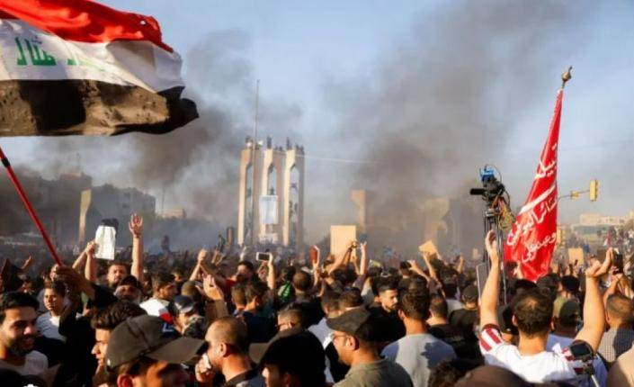 مئات المتظاهرون يحاولون اقتحام المنطقة الخضراء في بغداد