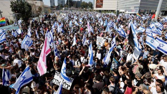 سيارة تقتحم مظاهرة وتدهس محتجين في "إسرائيل"