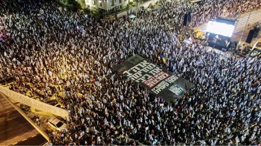 الانقسامات حول التعديلات القضائية تنخر حكومة الاحتلال
مسؤولون امنيون يهددون بوقف تطوعهم والالاف يتظاهرون
