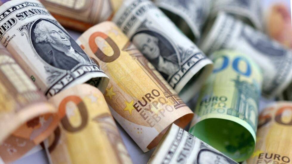 قبيل قرار مجلس الاحتياطي الأميركي... الدولار العالمي يتراجع