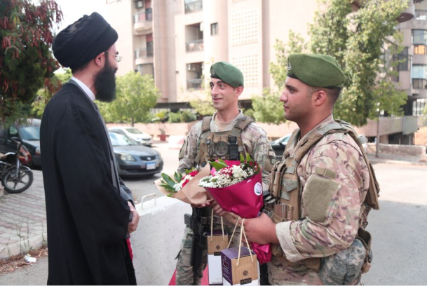 المستشار الثقافي الإيراني هنأ عناصر
الجيش المولجة بحماية محيط السفارة