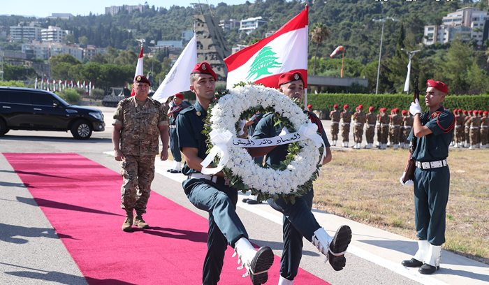 إحتفال رمزي في وزارة الدفاع لمناسبة عيد الجيش الـ 78
قائد الجيش وضع إكليلاّ من الزهر على نصب الشهداء