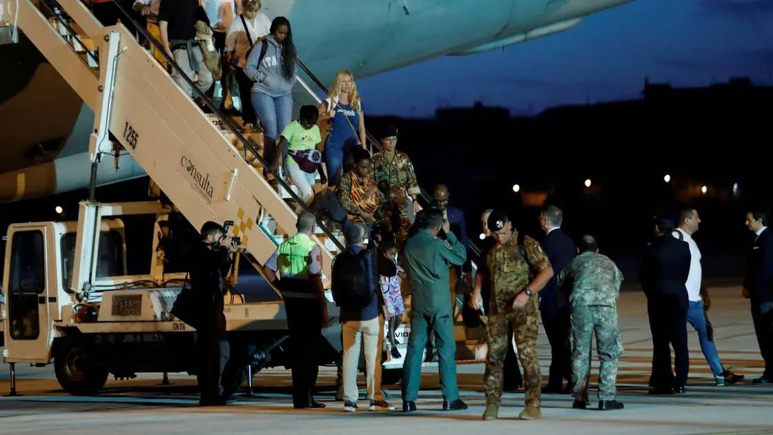 عمليات إجلاء الرعايا من النيجر مستمرّة... ونيجيريا تعاقب الانقلابيين بقطع الكهرباء عن البلاد