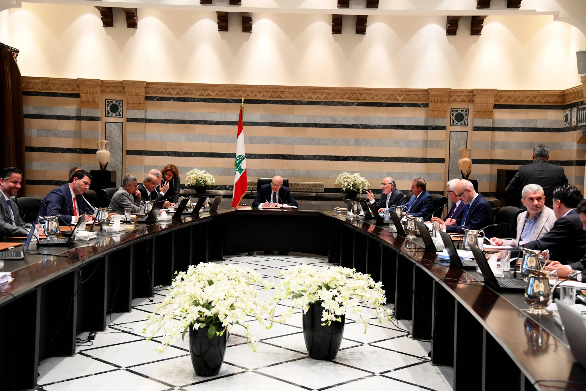 بحث في الموازنة2023 ... وجلسة في 17 الجاري لبحث تحدّيات العام الدراسي الرسمي المقبل
مجلس الوزراء وافق على عرض القرم رفع رسوم الخدمات الهاتفيّة 7 أضعاف