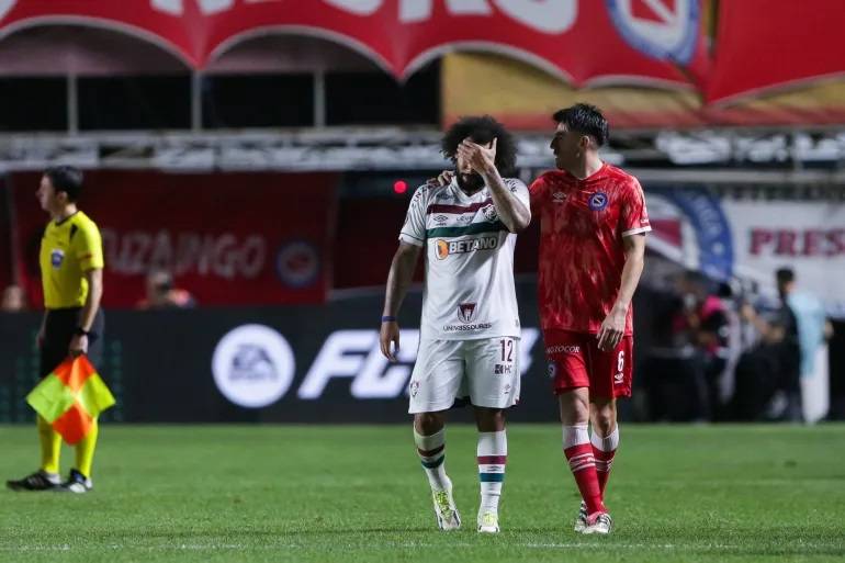بالفيديو - مارسيلو ينهار باكيًا بعد تسببه بإصابة خطيرة للاعب أرجنتينوس جونيورز