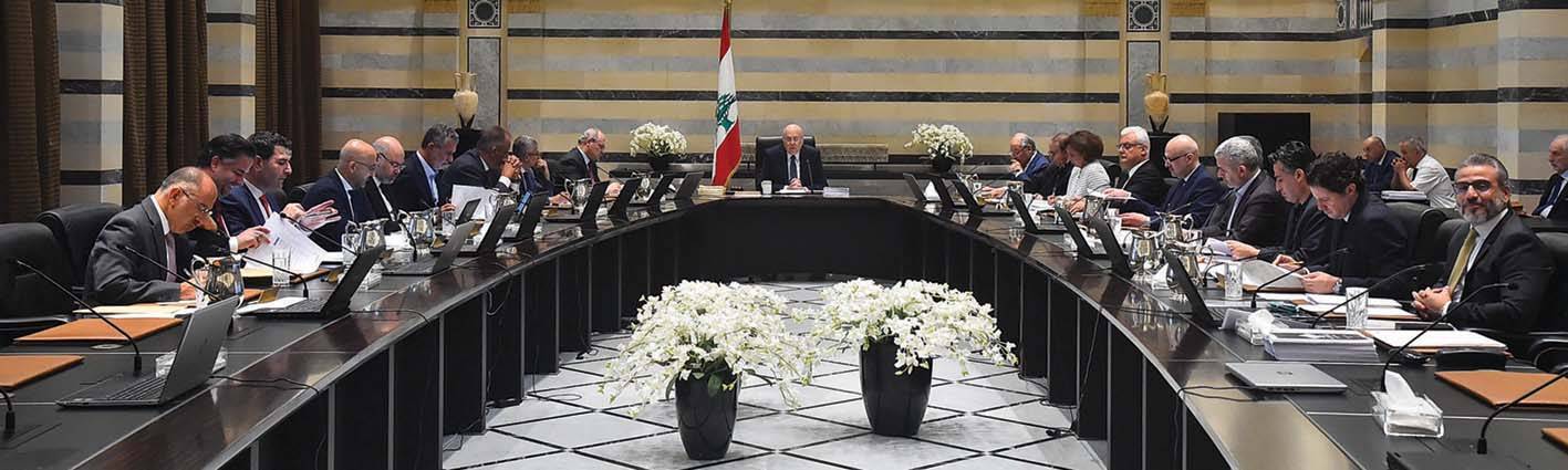 جلسة مجلس الوزراء يحضرها منصوري... والحكومة تطلب قرضاً بالعملة الأجنبيّة من مصرف لبنان
إستمرار المعارك في عين الحلوة قد يُؤدّي الى توسعّها... فهل لبنان في خطر أمني؟
بين الأمن والاقتصاد مخاوف من مُخطّط لنشر الفوضى وإخضاع لبنان في ملفات حيويّة