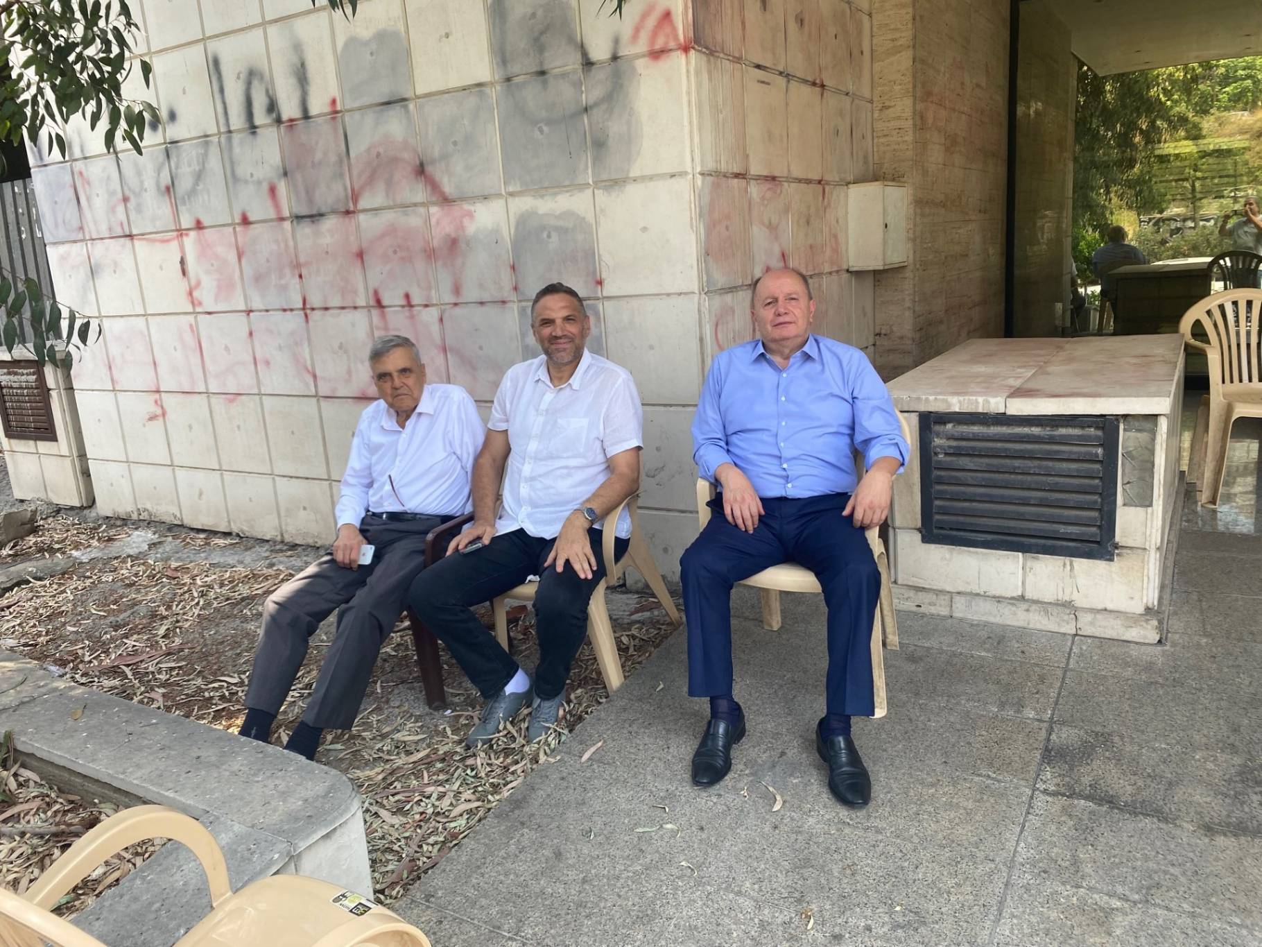 الازمة المالية الخانقة تطرق باب الاتحاد العمالي العام وموظفيه
اجتماعاته تعقد احيانا في الشارع لغياب المحروقات ولا رواتب