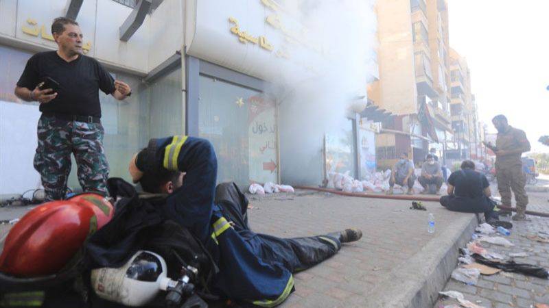 الدفاع المدني: نواصل العمل للسيطرة على النيران 
وخير تفقد موقع الحريق: الملف سيُحال الى القضاء