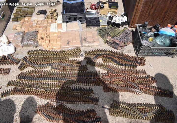 الجيش دهم وضبط أسلحة حربيّة
وذخائر في حي الشراونة- بعلبك