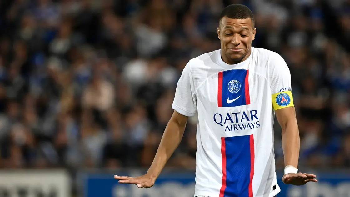 "باريس" يبدأ إجراءات التخلص من مبابي والأخير يواجههم بالابتسامة ويقود تدريبات "المنبوذين"