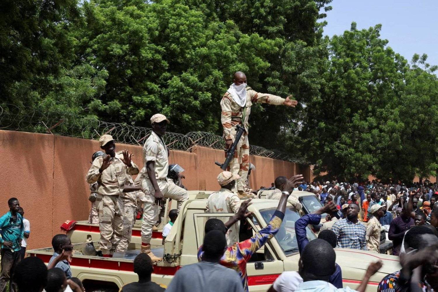 إنتهاء المهلة الممنوحة للإنقلابيين.. من أين قد يبدأ التدخل العسكري المحتمل في النيجر؟

؟