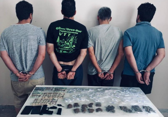 توقيف شخصين يروّجان 
المخدرات على طريق المطار