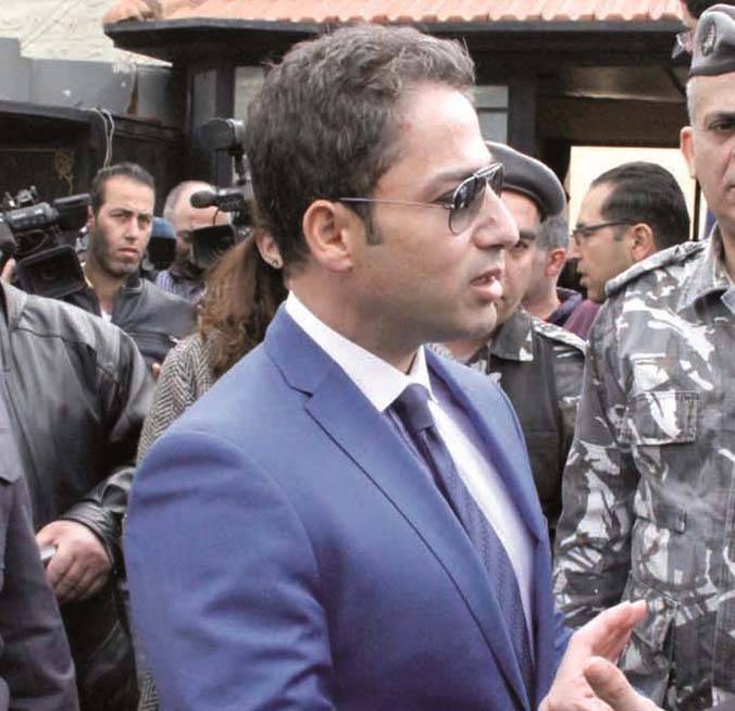 قُتل بعدة طعنات في الدورة
القاضي عبدالله يعاين مكان الجريمة