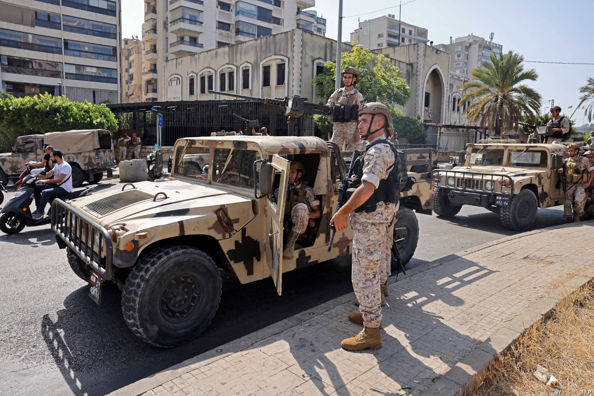 رفع الجهوزيّة الأمنيّة لمواجهة «الفتنة»... الأحداث لامست «الخطوط الحمراء»
جعجع يُطلع شيا على ورقة المعارضة التصعيديّة... سفينة الحفر تصل الأربعاء