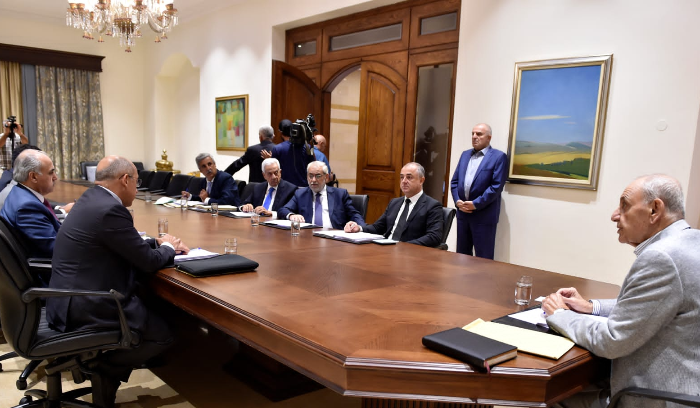 دعا الى جلسة تشريعيّة الخميس المقبل
بري ترأس اجتماعاً لهيئة مكتب المجلس
بو صعب: الأحداث الأمنية قد تأخذنا الى مكان لا نتمناه