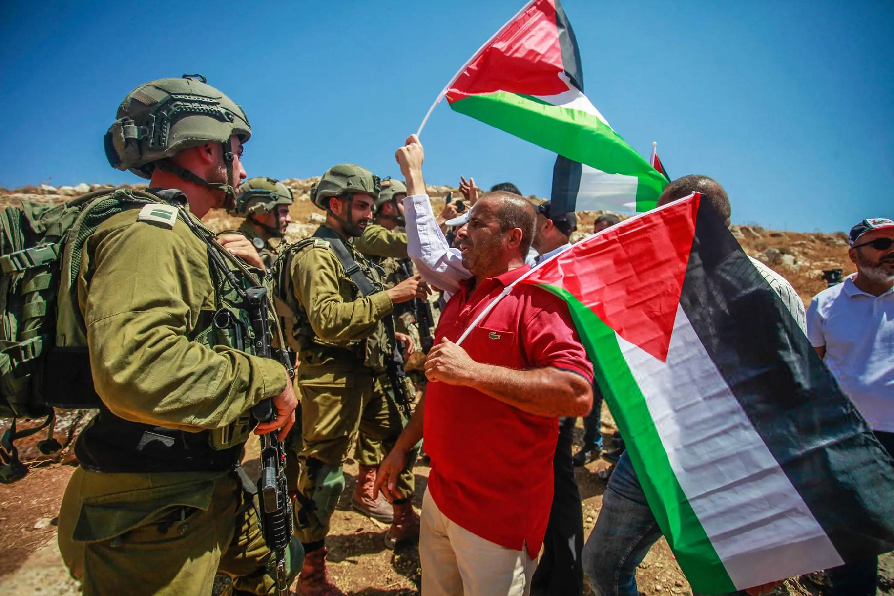 إصابة فلسطينيين برصاص الإحتلال... واعتقالات في الضفة الغربيّة