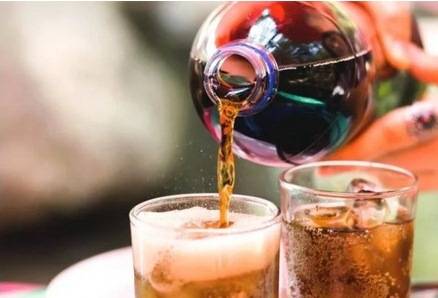 تجنّبوا الصودا السكريّة يومياً.. قد تزيد خطر الإصابة بسرطان مزمن!