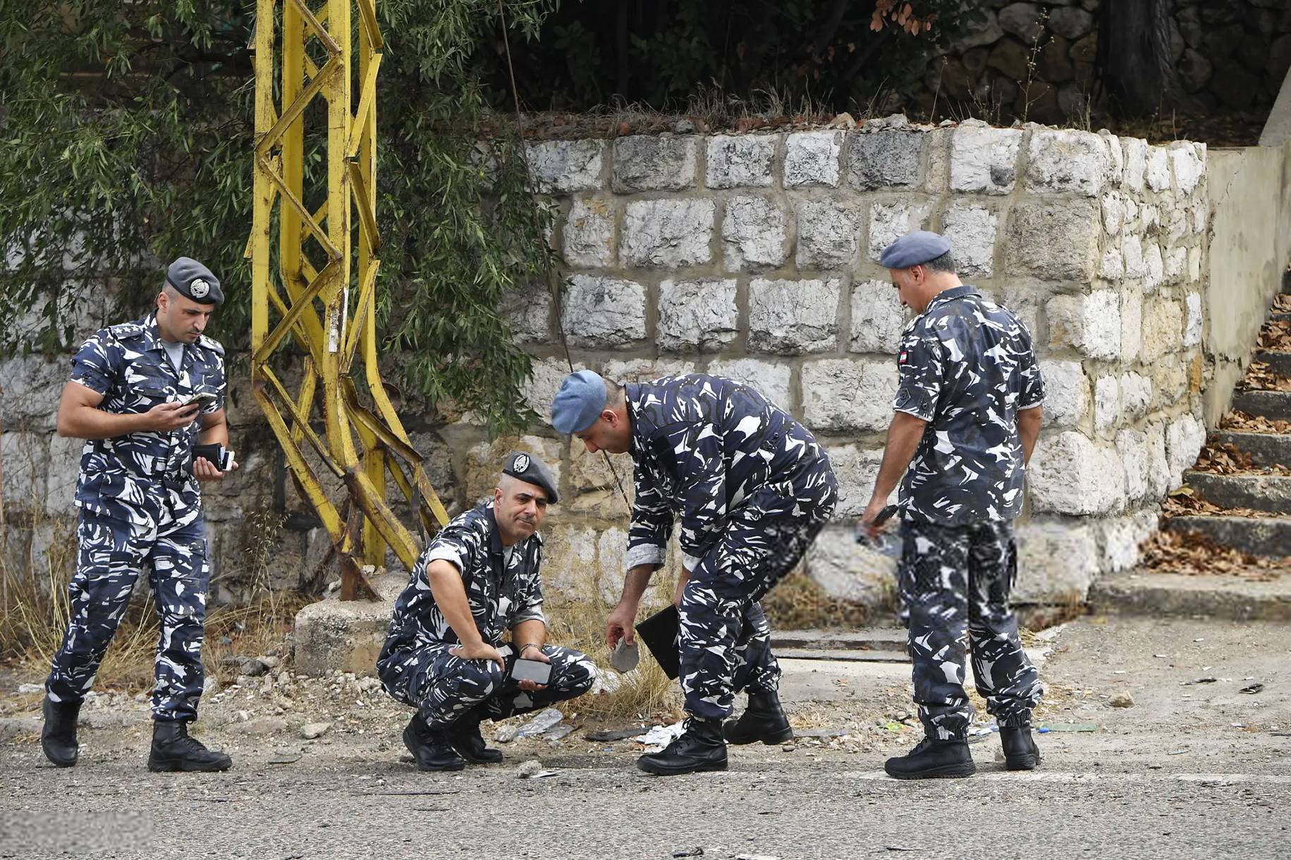 الجيش ينجح بسحب فتيل التفجير في الكحالة والتحقيقات مفتوحة على كافة الاحتمالات
حزب الله يرفض الانجرار الى الفتنة... «التيار» يدعو للتهدئة والمعارضة تصعّد
عقوبات اميركية «مفاجئة» على سلامة... «اسرائيل» تخشى من «المفاجآت» على الحدود