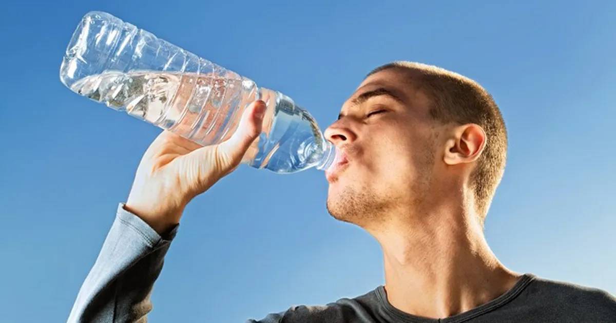 الإسراف في شرب الماء يقتل أحياناً... "التسمم المائي"
أو "العطاش النفسي المنشأ" يحدث نتيجة الإفراط في الارتواء!